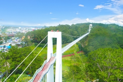 越南西源地區首座玻璃橋正式開門迎客