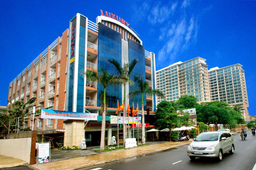 Luxury Nha Trang Hotel (芽莊豪華酒店)